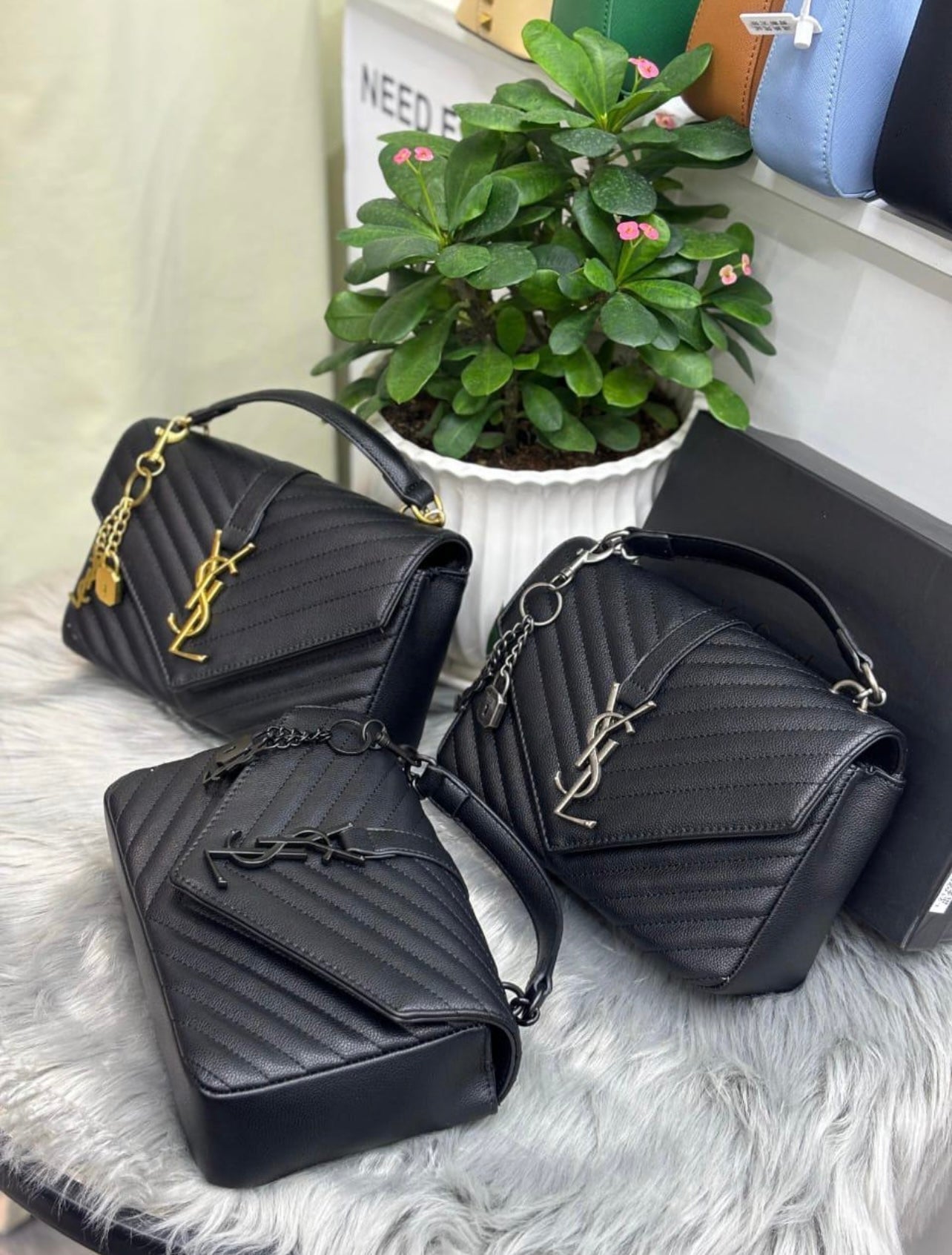 SAC YSL COLLÈGE MEDIUM EN SEMI CUIR MATELASSÉ
NOIR ET ARGENTÉ