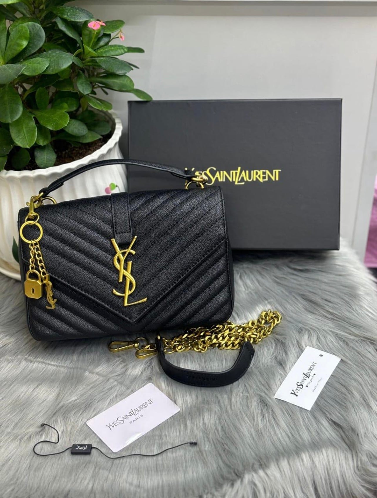 SAC YSL COLLÈGE MEDIUM EN SEMI CUIR MATELASSÉ
NOIR ET DORÉ