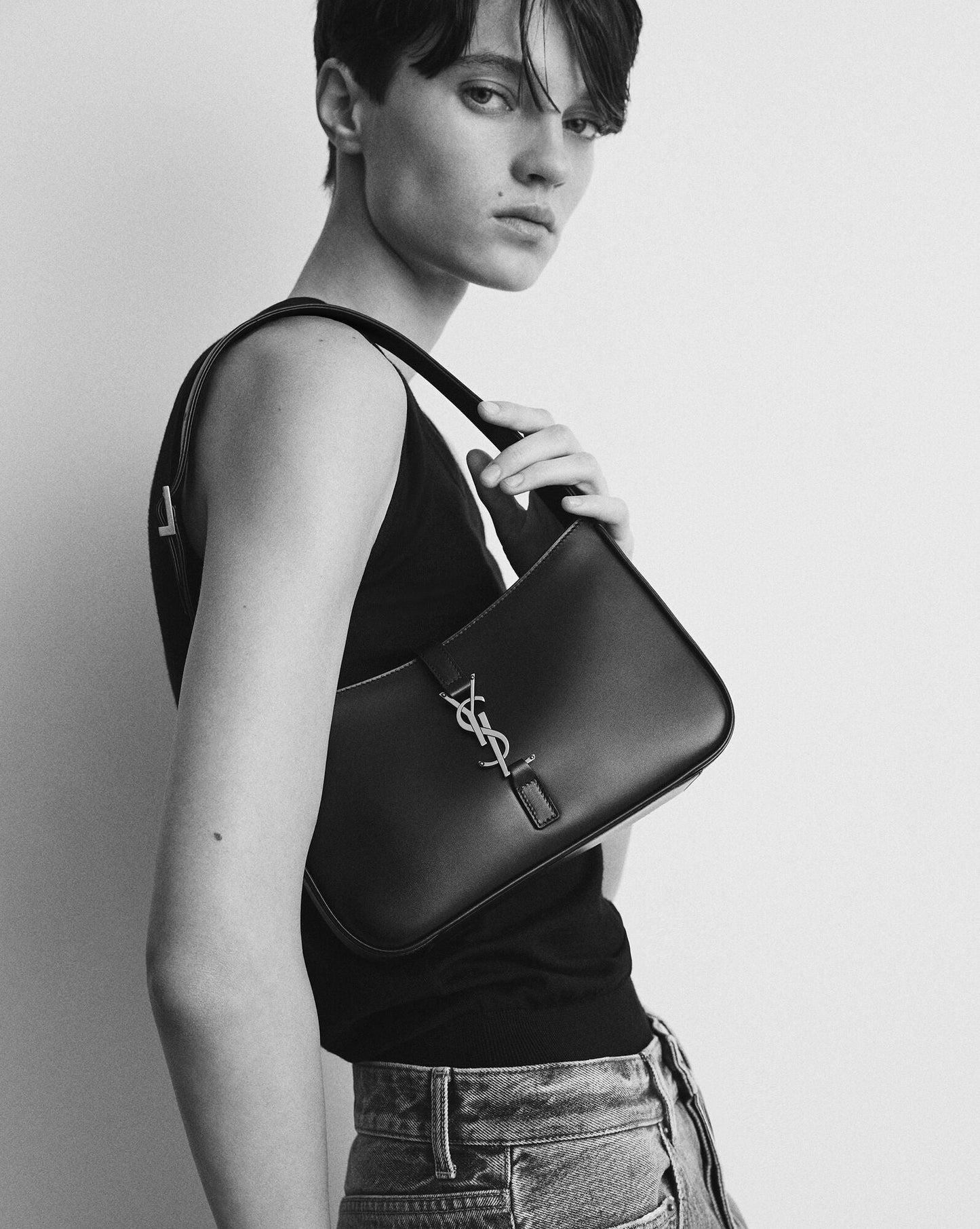 SAC YSL LE 5 À 7 EN SEMI CUIR LISSE
NOIR