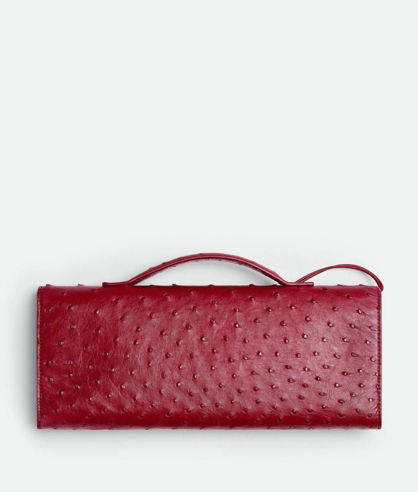 Pochette à anse en autruche avec fermeture knot emblématique en métal.