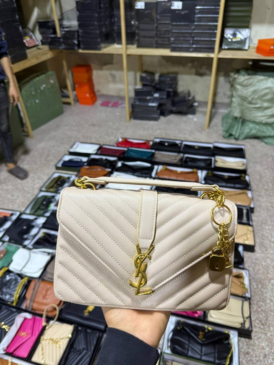 SAC YSL COLLÈGE MEDIUM EN SEMI CUIR MATELASSÉ
BLANC CASSÉ