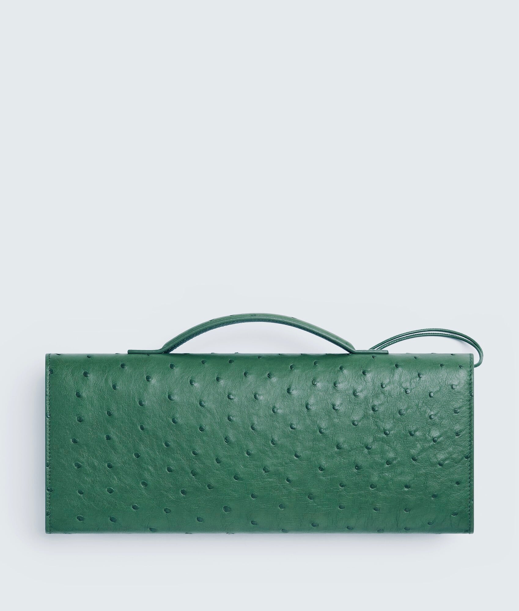 Pochette à anse en autruche avec fermeture knot signature.