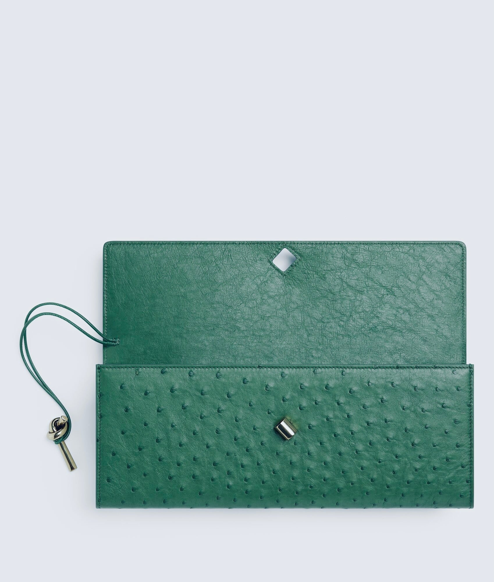 Pochette à anse en autruche avec fermeture knot signature.