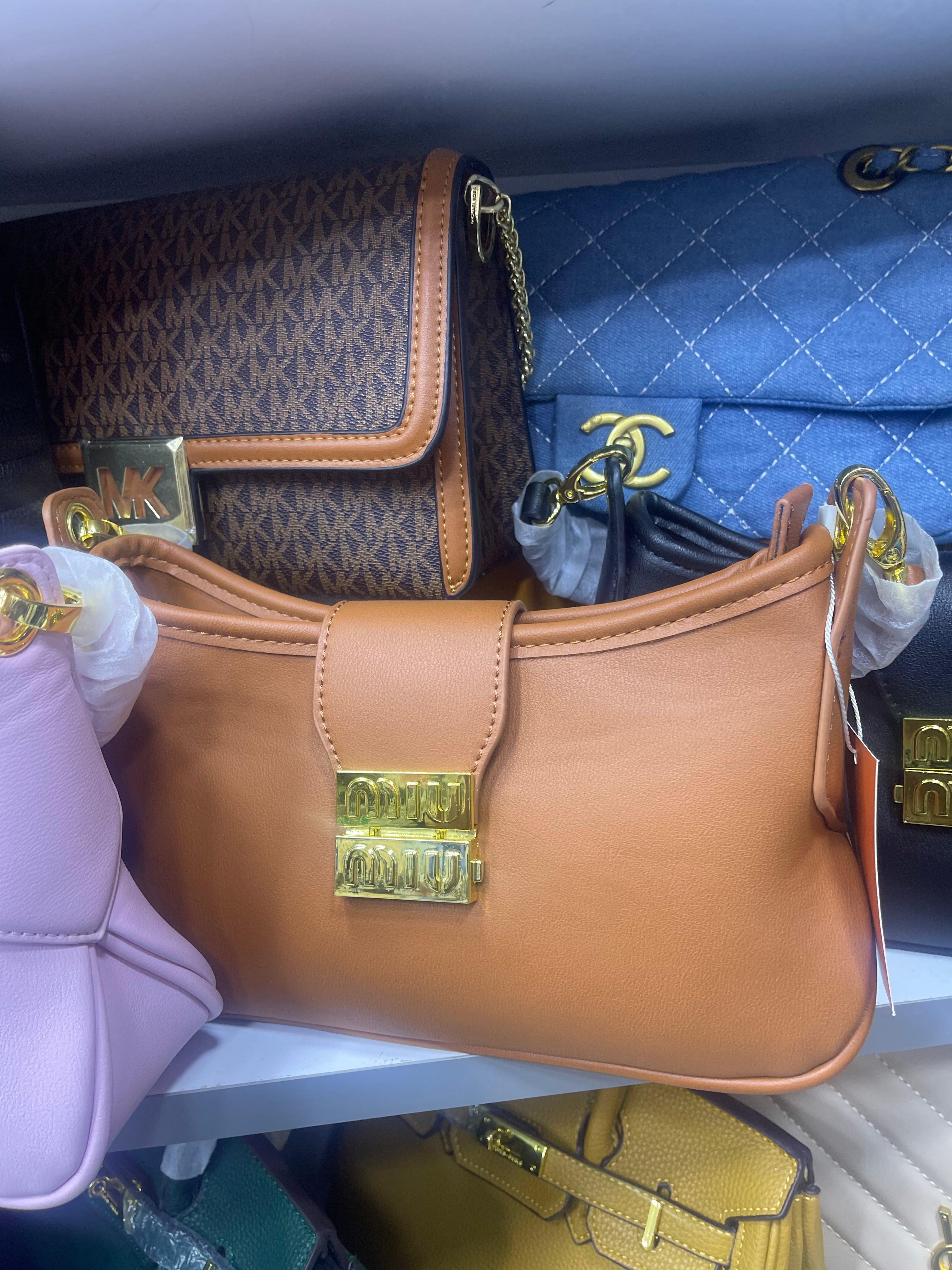 Sac à bandoulière marron en métal avec logo