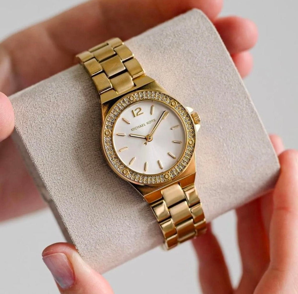 Petite montre Lennox dorée à pierres pavées MK7278