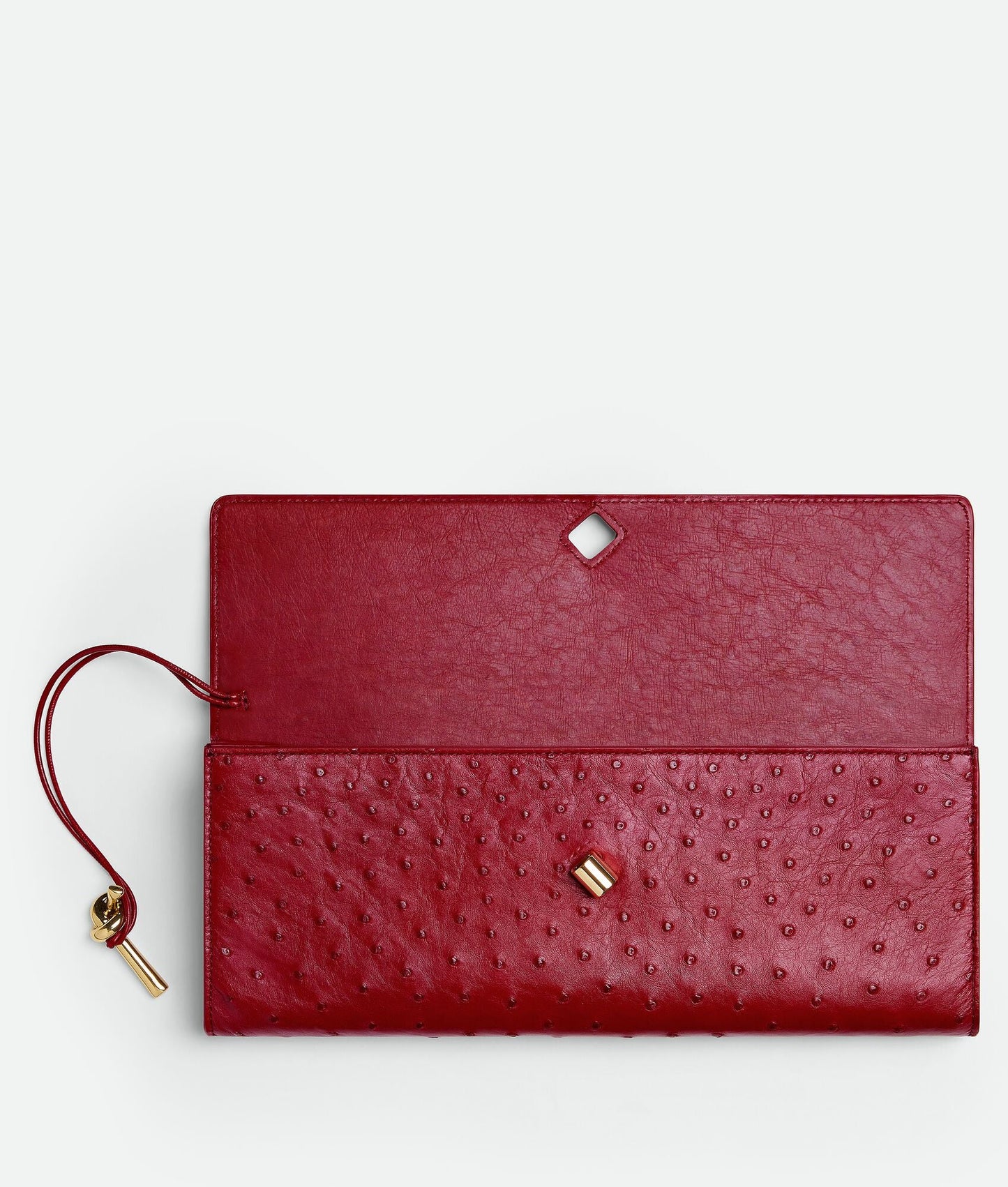 Pochette à anse en autruche avec fermeture knot emblématique en métal.
