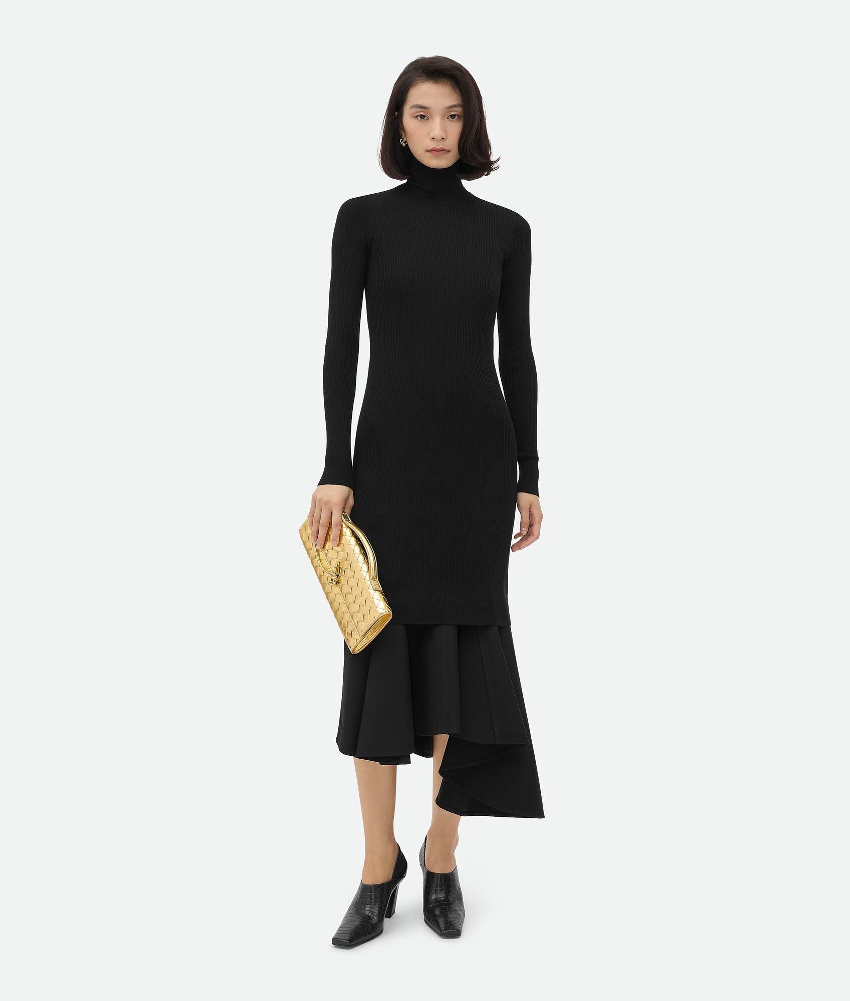 Pochette à Intrecciato effet miroir avec fermeture knot signature.