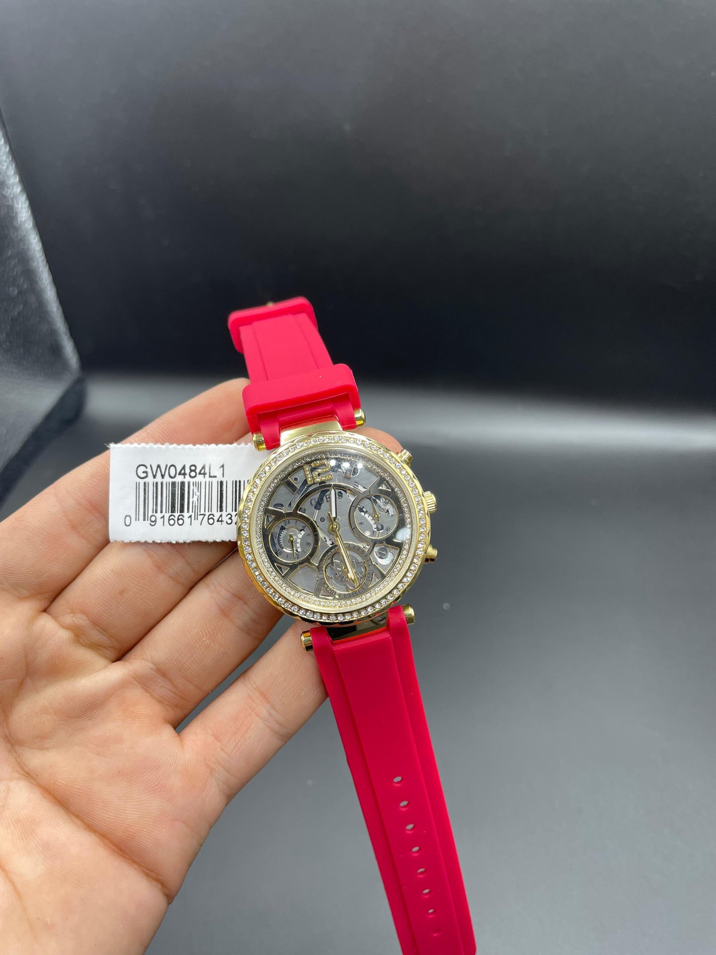 MONTRE FEMME AVEC BOÎTIER DORÉ ET BRACELET EN CAOUTCHOUC ROUGE GW0484L1