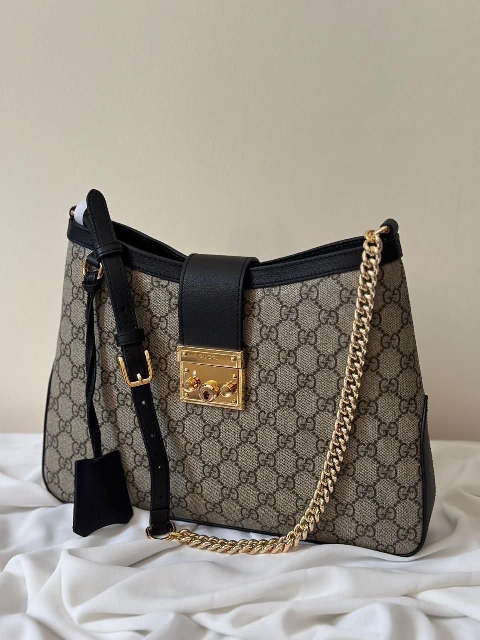 SAC BANDOULIÈRE GG EN CUIR DE TAILLE MOYENNE AVEC CADENAS