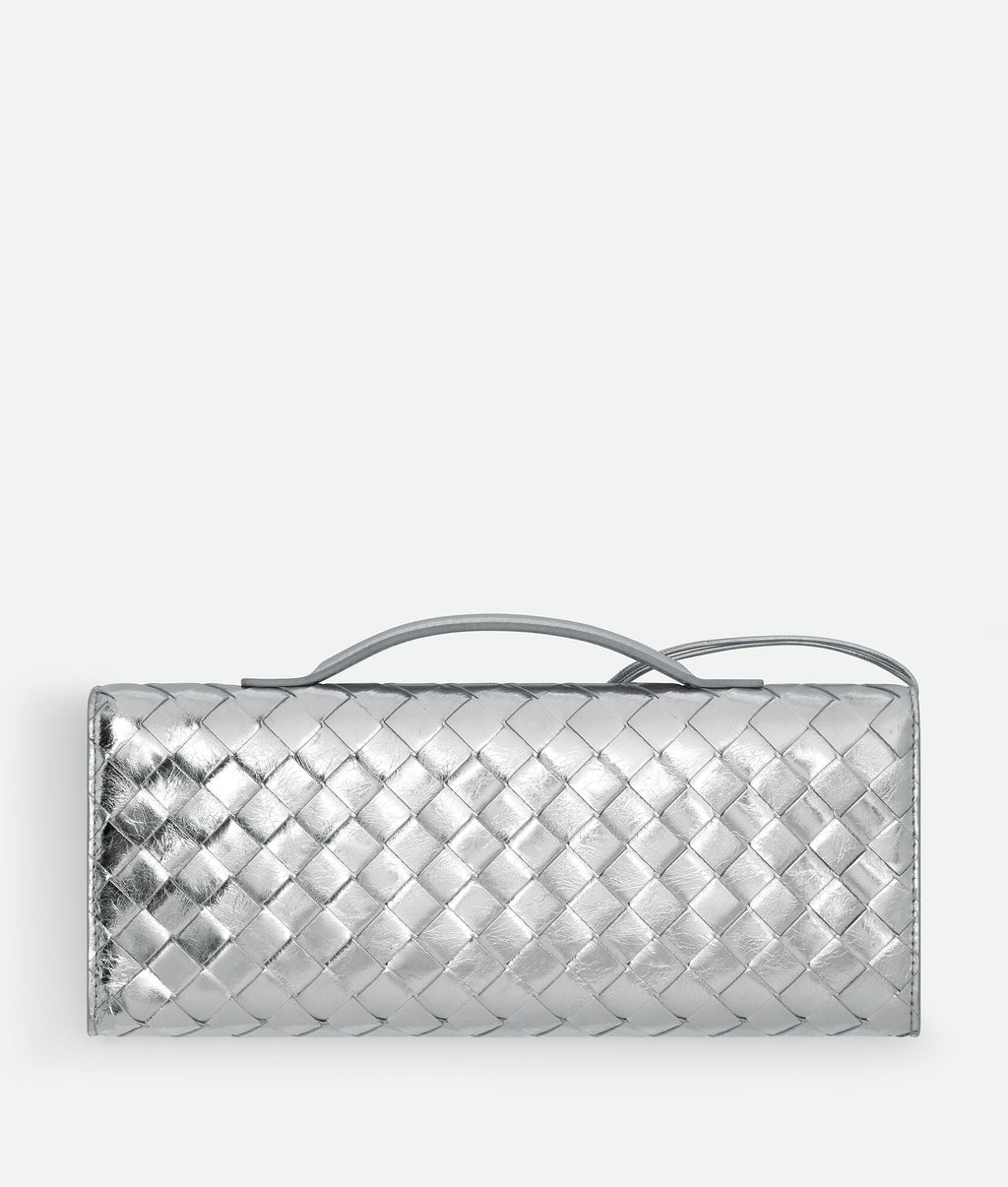 Pochette Intrecciato effet miroir avec fermeture knot signature.