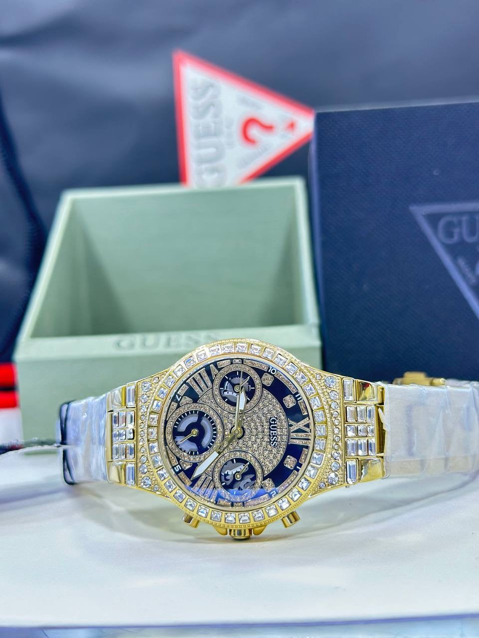 Montre multifonction GUESS pour femme couleur or
