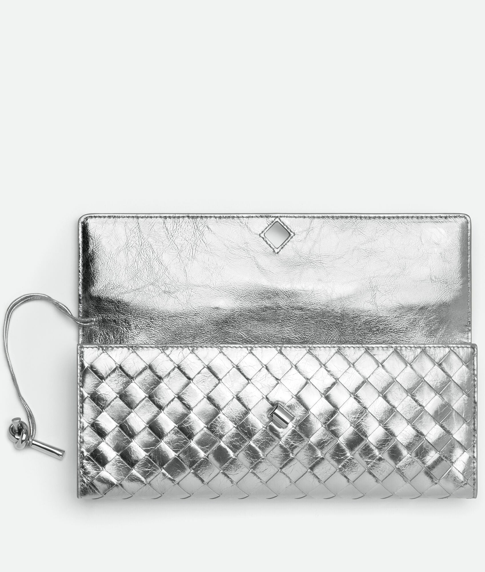 Pochette Intrecciato effet miroir avec fermeture knot signature.