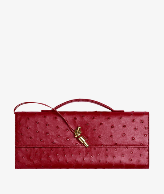 Pochette à anse en autruche avec fermeture knot emblématique en métal.